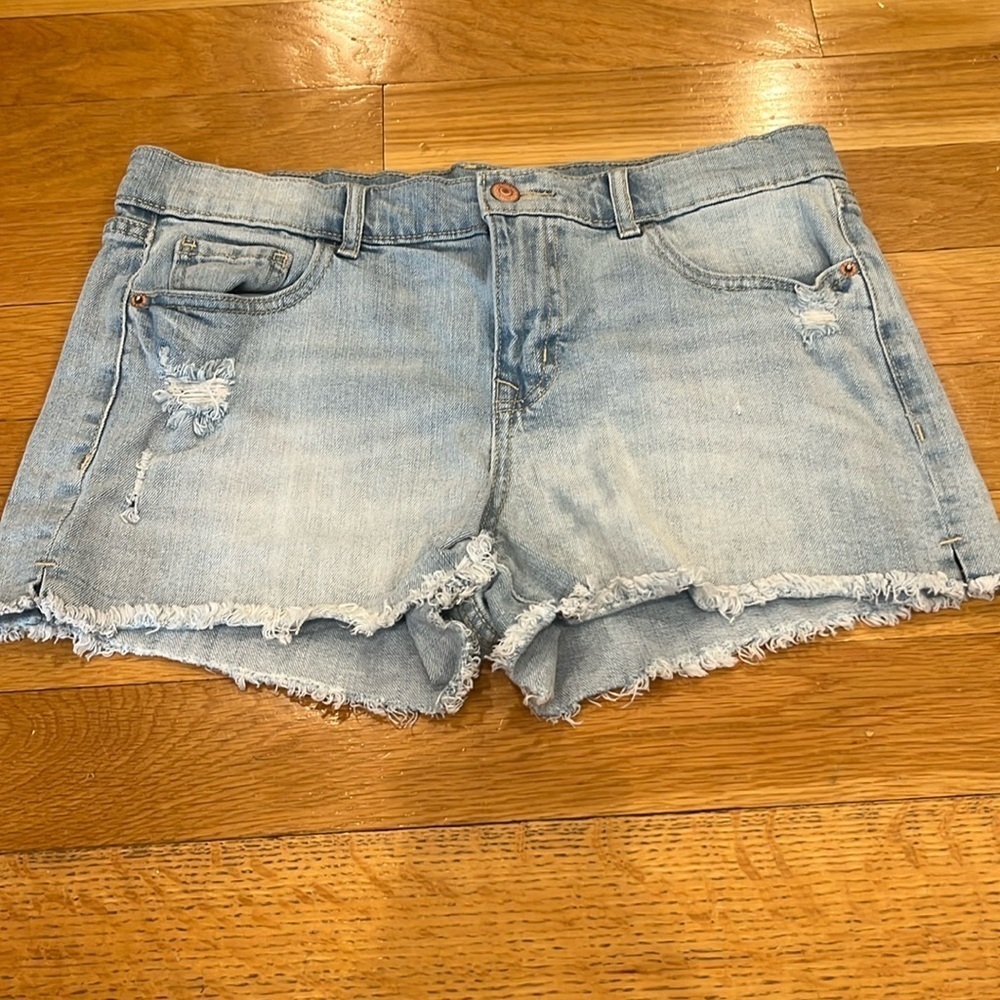 Old navy women’s distressed boyfriends Jean short size 8.